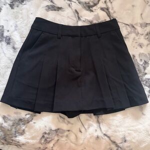 🦍DYNAMITE PLEATED MINI SKIRT